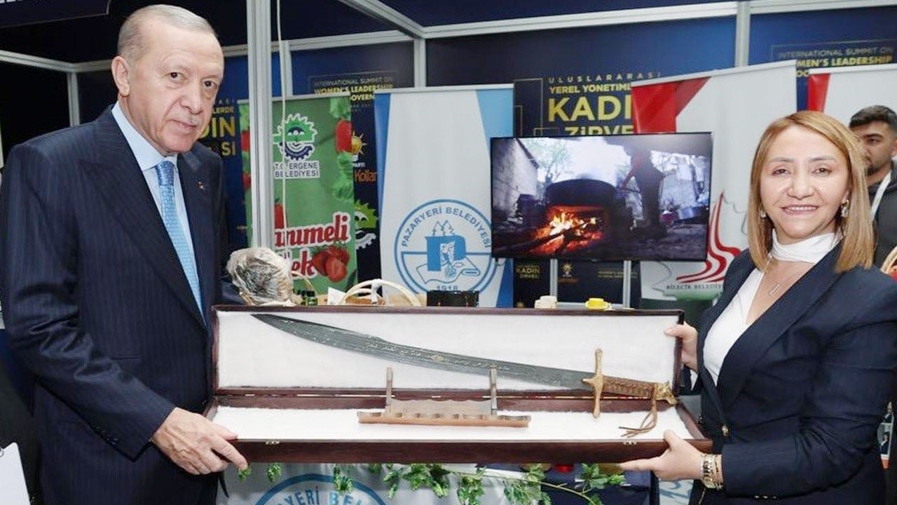 Kılıcın keskin olsun Reisim! Cumhurbaşkanı Erdoğan'a kılıç hediye etti
