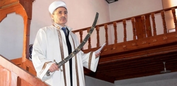 Kılıçlı Cami'de imam hutbeyi yanında kılıçla okuyor