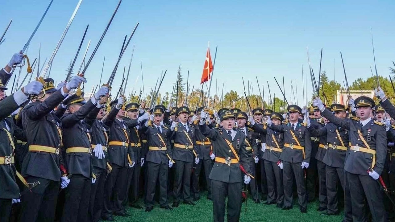 Kılıçlı yemin kriziyle ihraç edilmişti! Mahkeme kararı iptal etti