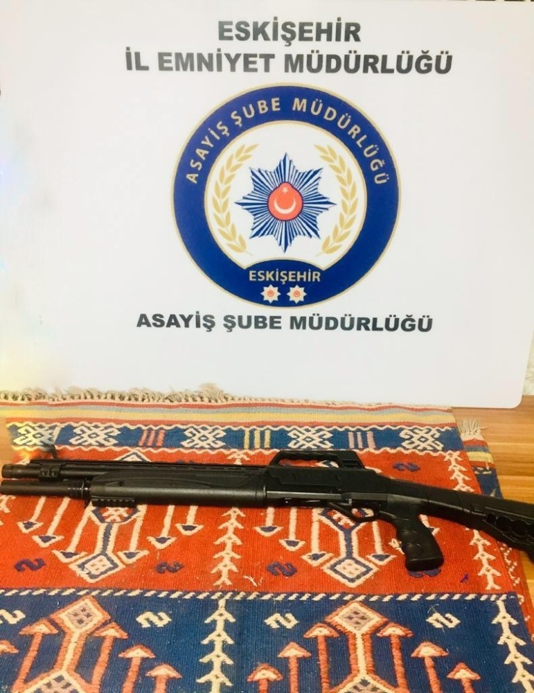 Kilime sarılı av tüfeği polisin gözünden kaçmadı 