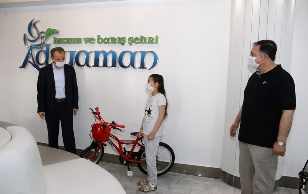 Kılınç, minik şiir severlere ödüllerini takdim etti 