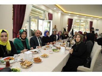 Kilis Belediye Başkanı Kara, belediyenin kadın çalışanlarıyla bir araya geldi