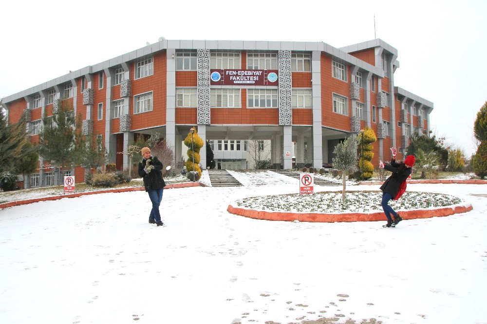 Kilis üniversitesinde kar sevinci 