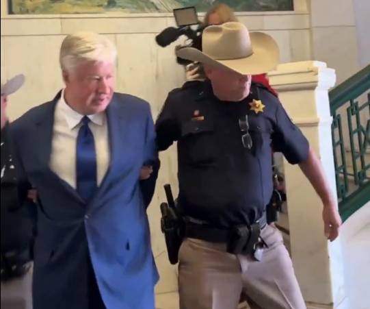 Kilisede ahlak dersi veren Sapık papaz Trump’ın "Manevi Danışmanı" Çıktı! 12 Yaşındaki Kıza İstismardan Yargılanan Rahip Morris’e komik ceza