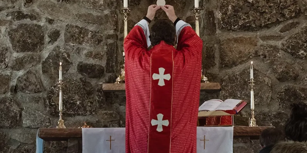 Kilisede 'porno' skandalı!