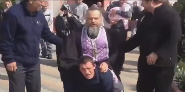 Kilise'de skandal! Papaz, 'içine şeytan kaçmış' deyip adamın sırtına bindi