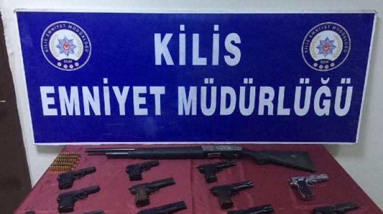 Kilis’te bir evde 12 tabanca ele geçti