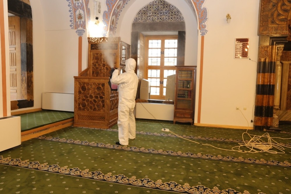 Kilis’te camiler dezenfekte ediliyor 