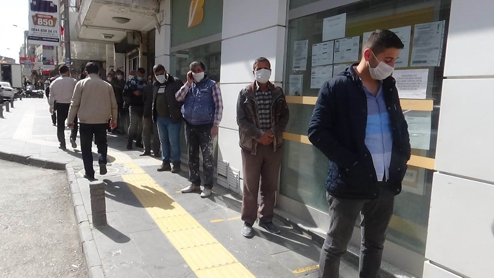 Kilis’te kuyruklarda sosyal mesafe kuralı 