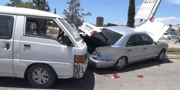 Kilis'te minibüs ile otomobilin çarpıştı
