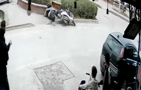 Kilis’te motosiklet sürücüsünün ağır yaralandığı kaza kamerada