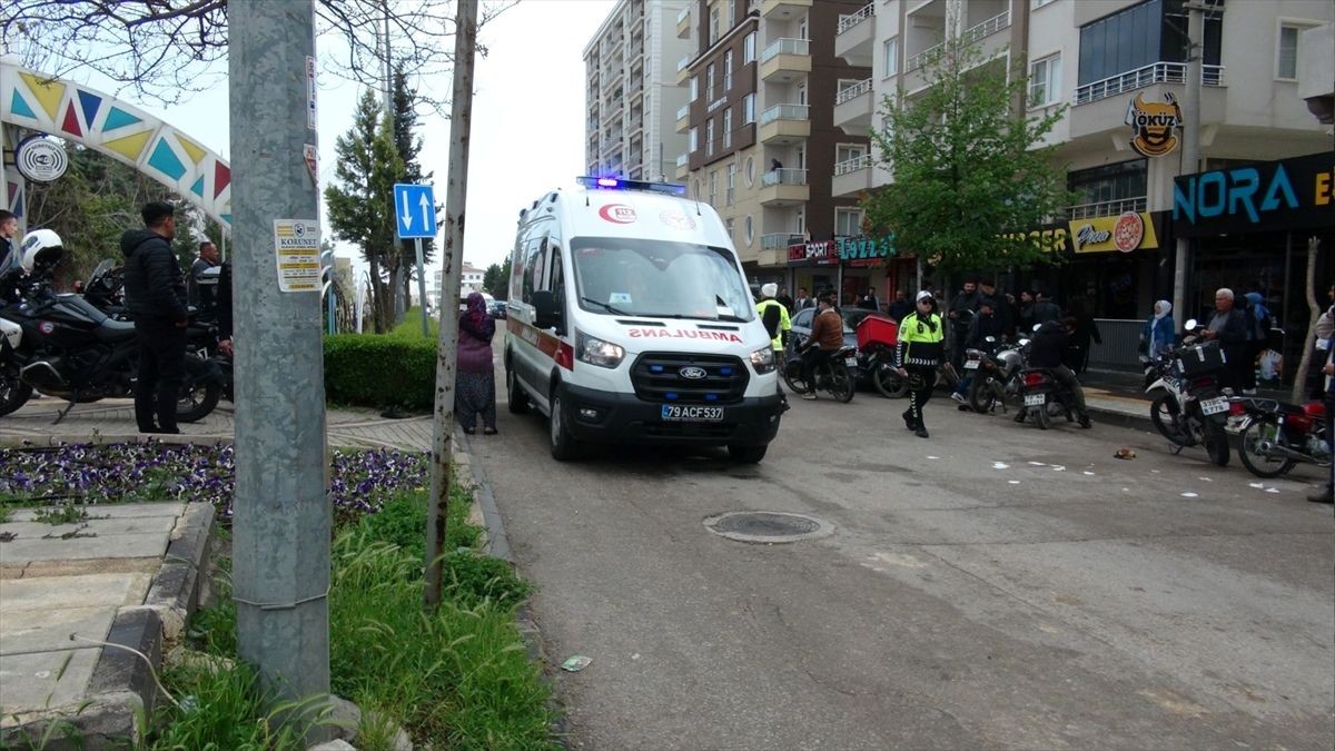 Kilis'te motosikletin bebek arabasına çarptığı kazada 2 kişi yaralandı