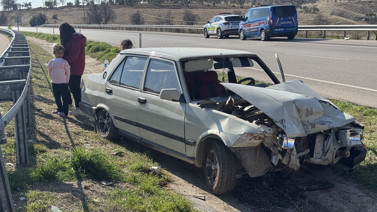 Kilis’te otomobil bariyerlere çarptı: 2 yaralı