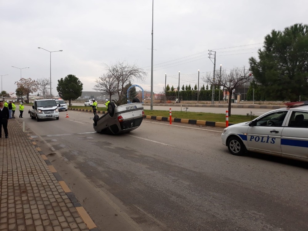 Kilis’te otomobilin devrilmesi sonucu 2 kişi yaralandı 
