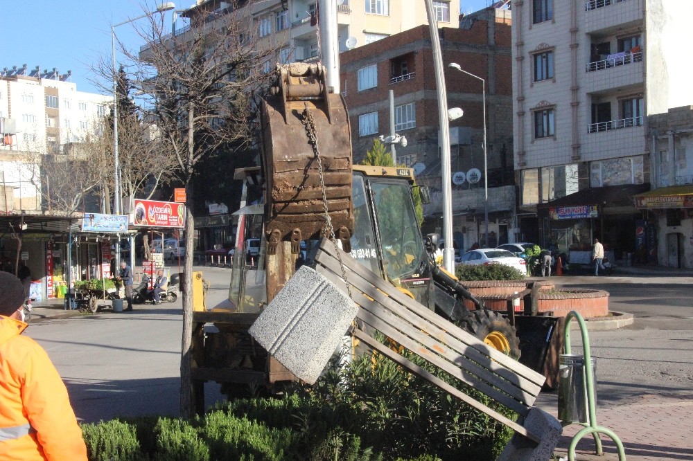 Kilis’te parklardaki banklar kaldırılmaya başlandı 