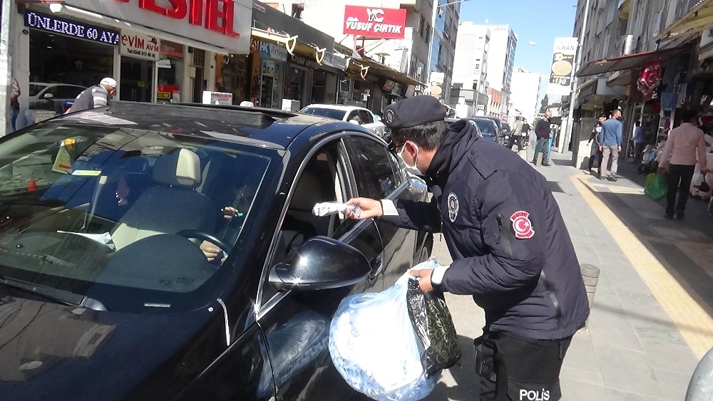 Kilis’te polis uyarılarda bulunduğu sürücülere maske dağıttı 