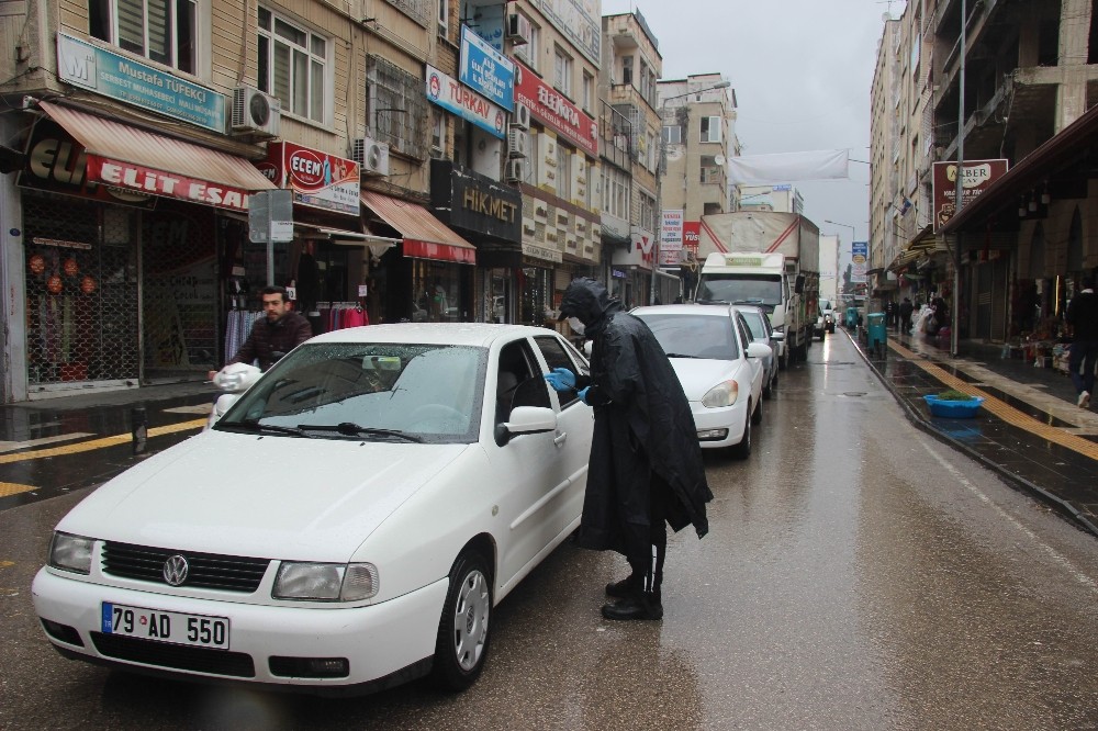 Kilis’te sağanak yağış bile vatandaşı evinde tutamadı 