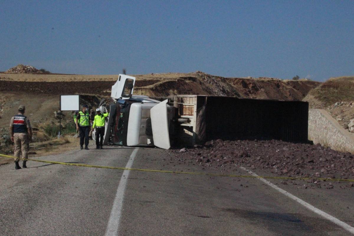 Kilis'te tır ile otomobil çarpıştı: 4 ölü, 2 yaralı