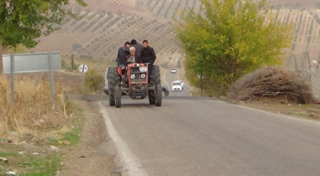 Kilis’te traktördeki 5 kişinin tehlikeli yolculuğu
