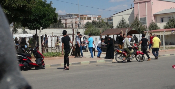 Kilis'te yardım için gelen Suriyeliler kavga etti