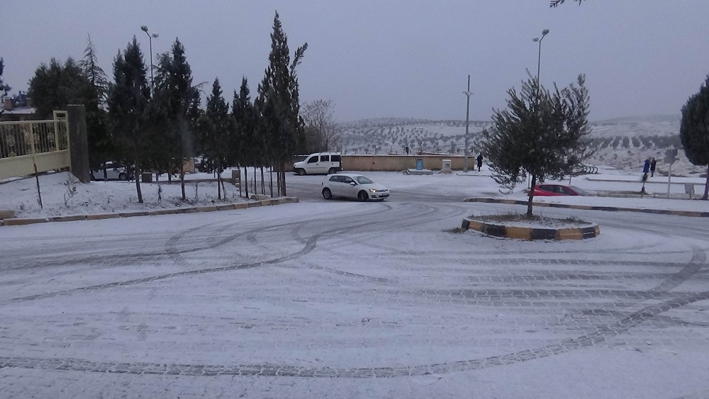 Kilis’te yollar buz pistine döndü 
