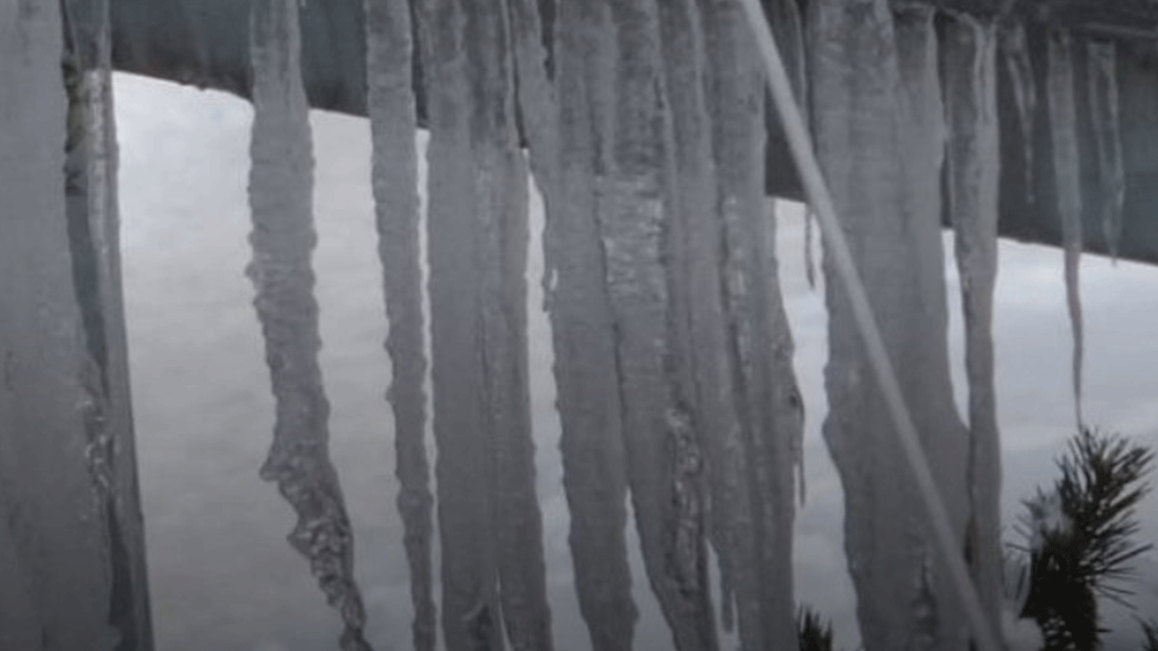 Kilitler bile dondu! İlçe eksi 24,8’i gördü!