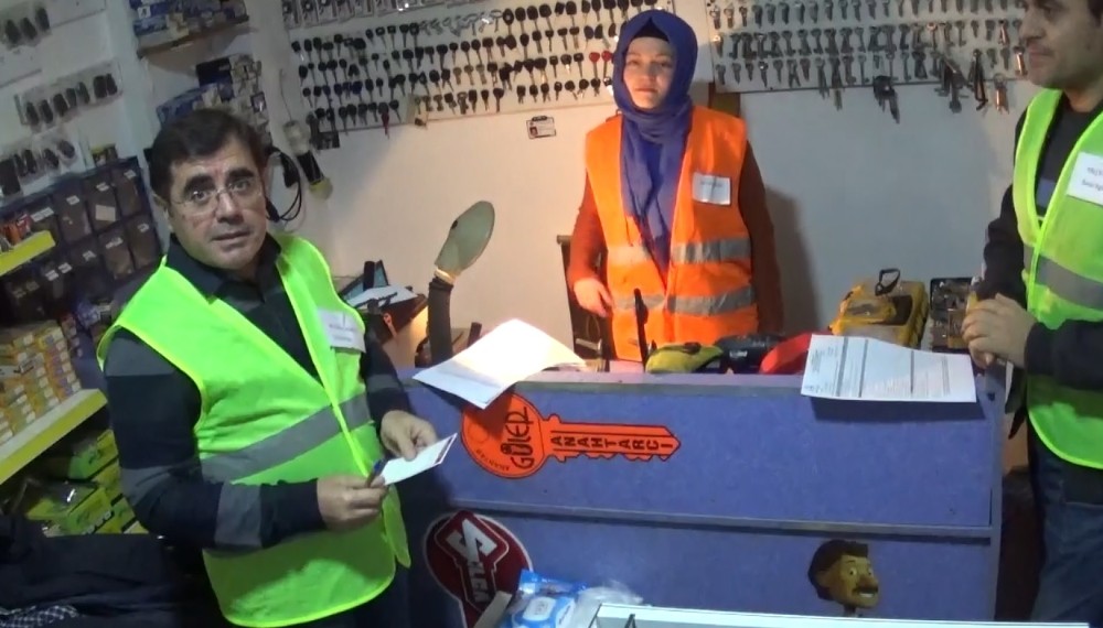 Kilitli kapıları açtı, belgeli kadın çilingir oldu 