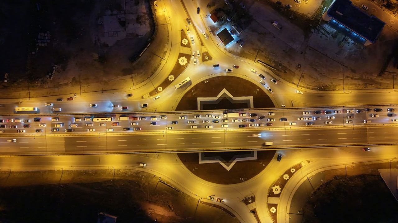 Kilometrelerce araç kuyruğu! Kilit kavşakta trafik kilitlendi