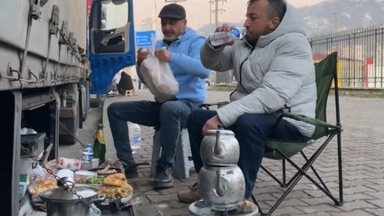 Kilometrelerce kuyrukta oruç açıyorlar!