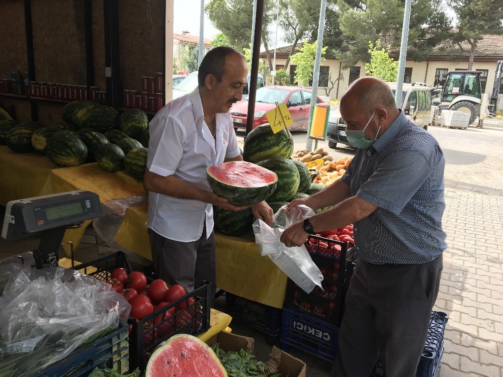 Kilosu 4 lira olan karpuzu tezgahta yarım ve çeyrek olarak satıyor 