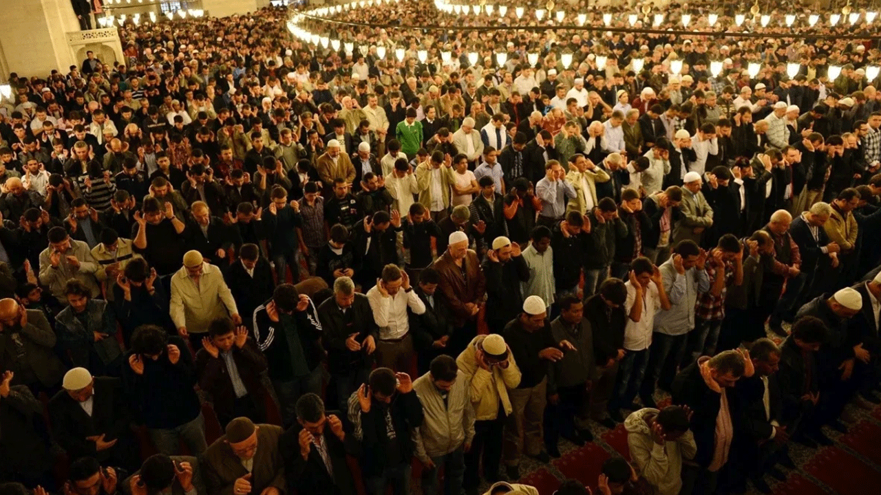 ‘Kim bir kavme benzerse o da onlardandır’ Cuma hutbesinde yılbaşı uyarısı