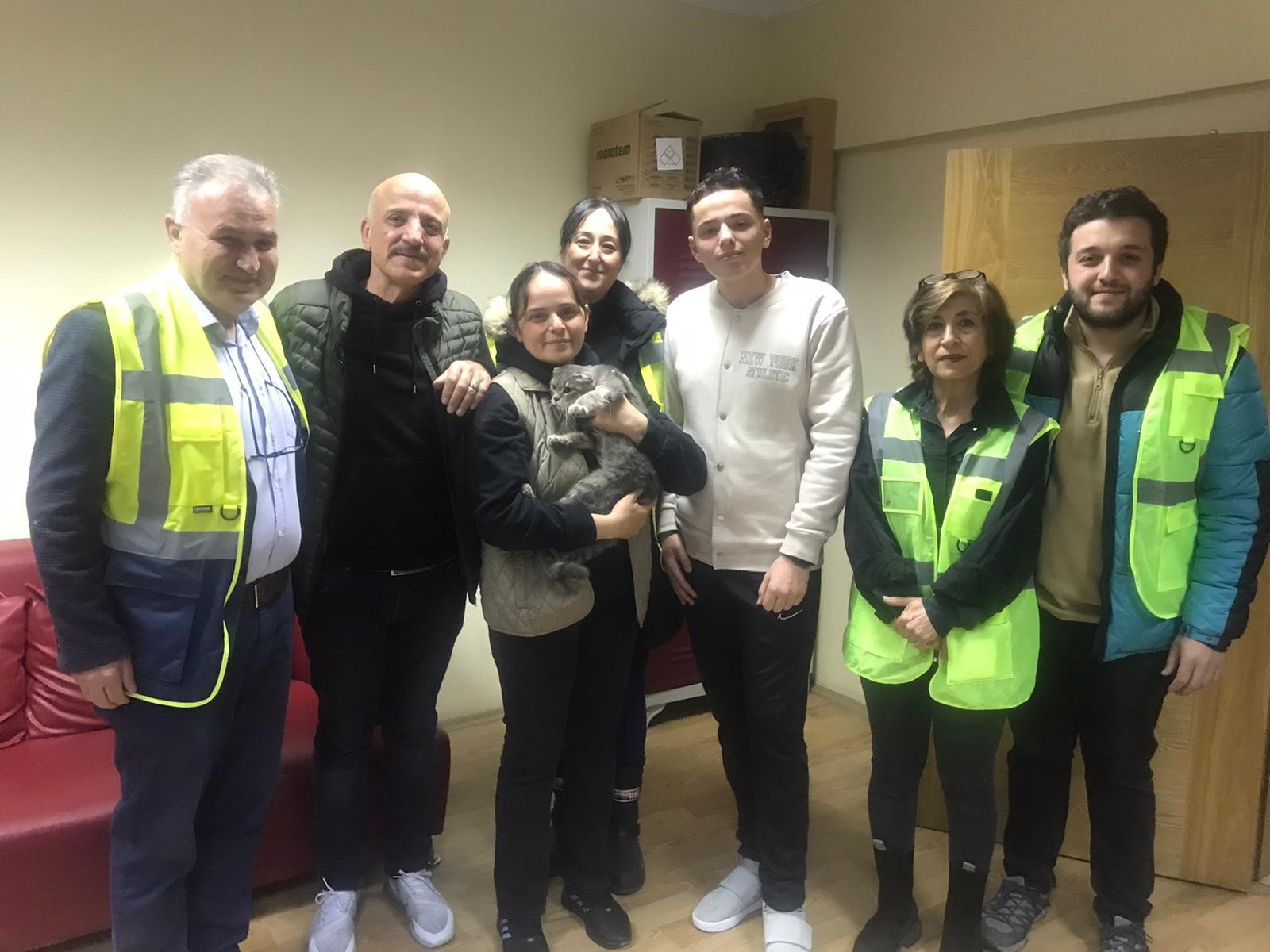 Kimi çocuğunu, eşini arıyor, bu da 2 ay boyunca kedisini aradı