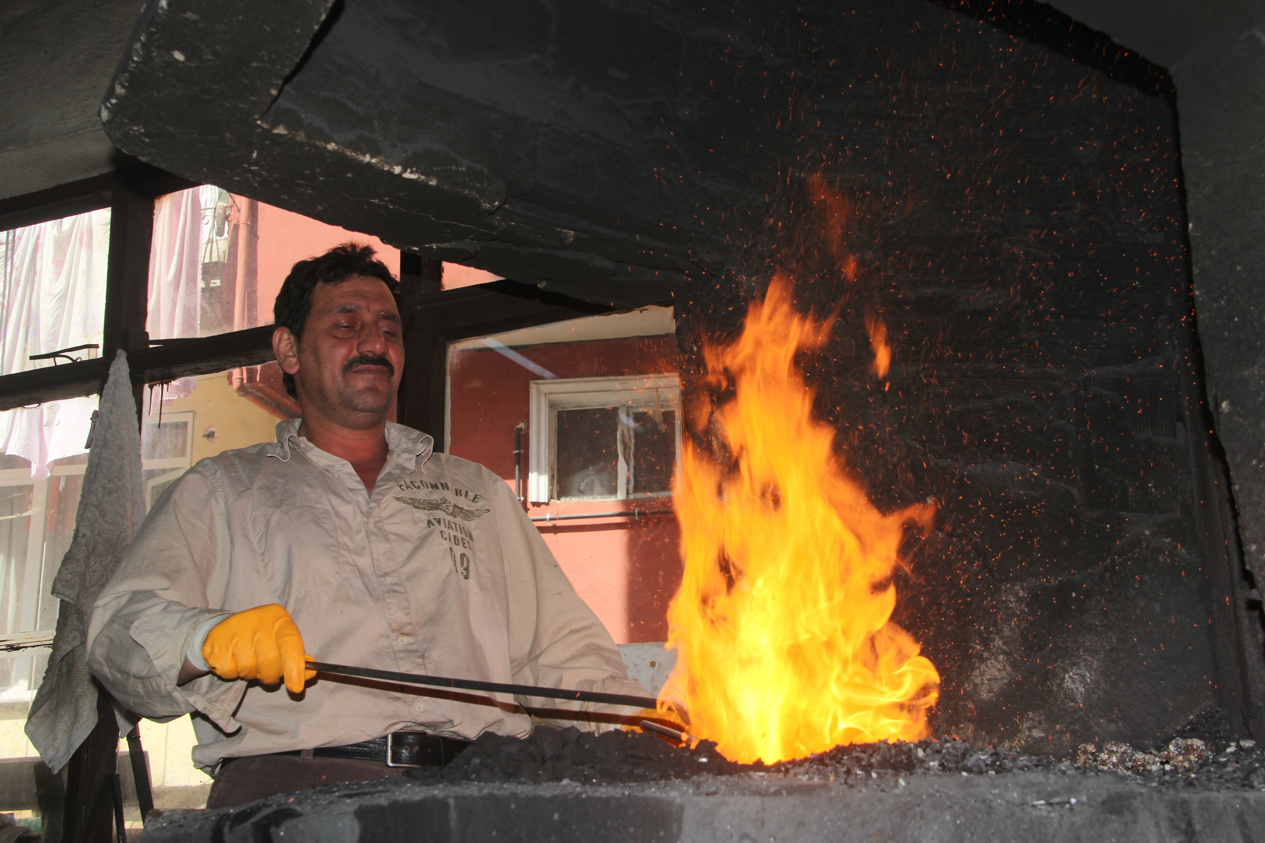 Kimi evinde serin yerde kimi de ateşin başında ibadetini yapıyor! Sıcaklığı bin 500 dereceye ulaşan ateş karşısında oruç!