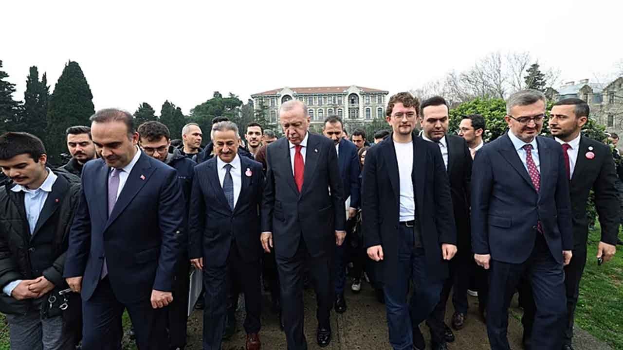 Kimisi sadece heykel gibi durur kimisi çalışır! Erdoğan’dan Boğaziçi’ne yeni mühür