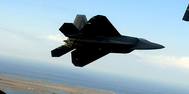 Kimliği belirsiz uçak şok etti! Her yeri bombalayıp ortadan kayboldu