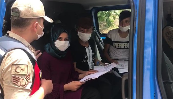 Kimliğini kaybeden öğrencilerin yardımına jandarma yetişti 
