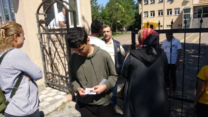 Kimliğini unutan öğrenci 1 dakika ile sınavı kaçırdı