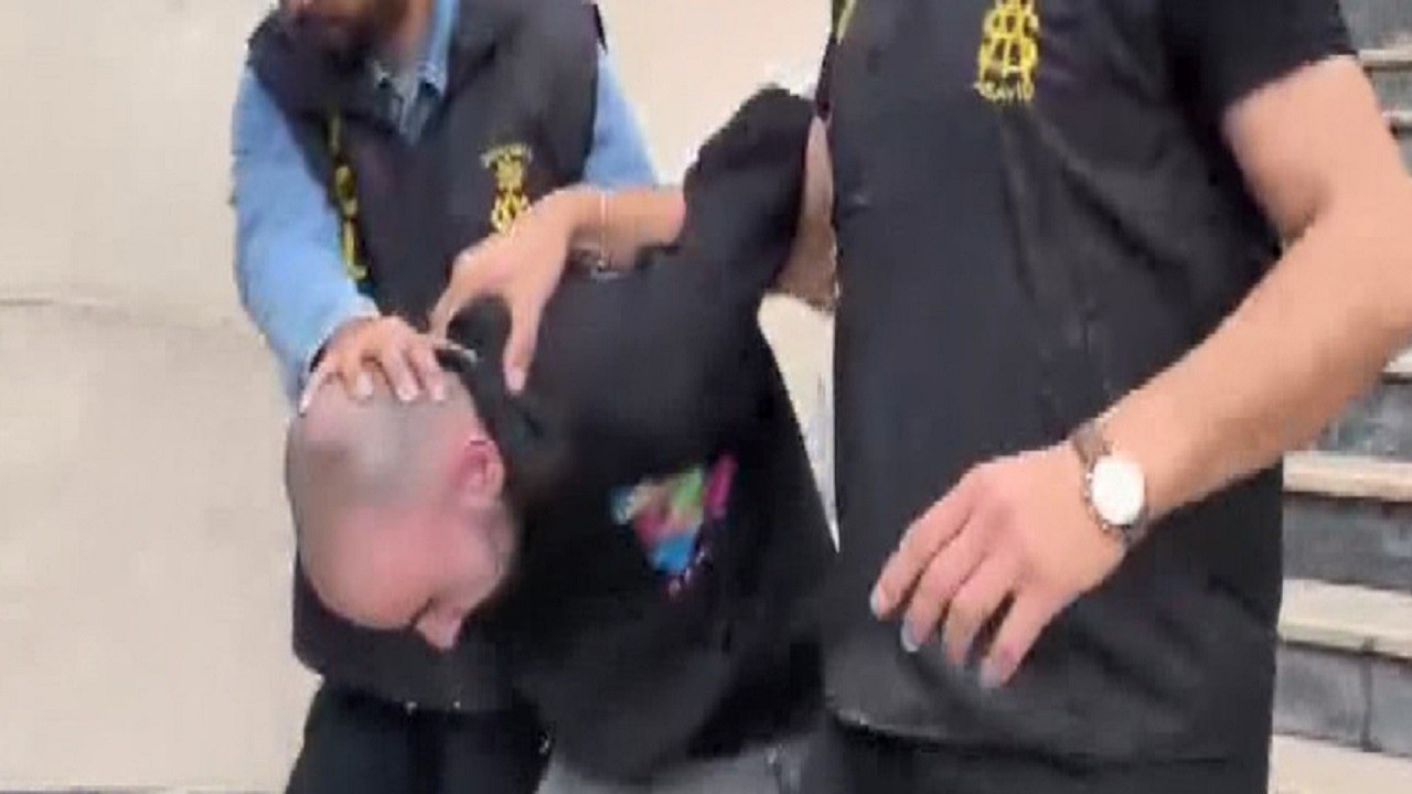 Kimlik bilgileri kimlerin ellerinde! Firari dolandırıcının evinden öyle bir şey çıktı ki!