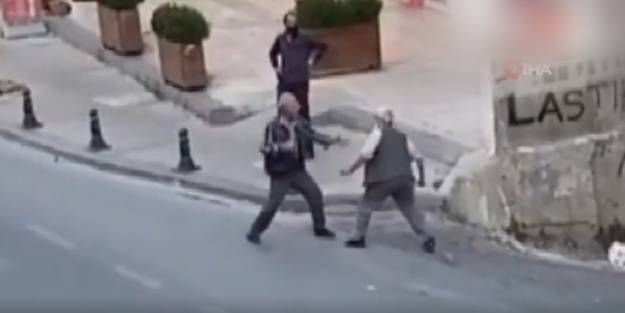 Kimse ayıramadı... İki yaşlı amca tekme tokat birbirine girdi