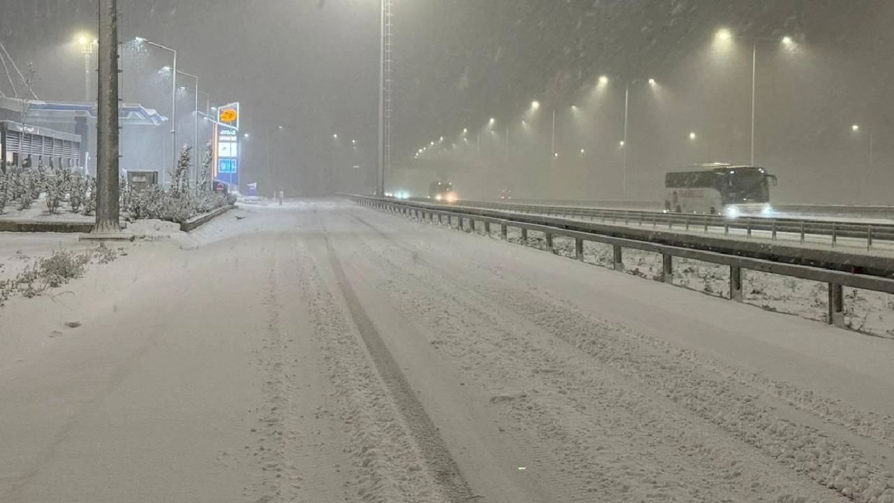 Kimse beklemiyordu: İstanbul'da kar yağışı!