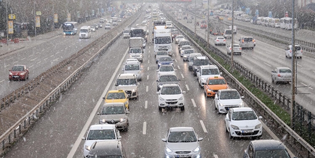 Kimse beklemiyordu! İstanbul'da kar yağışı tekrar başladı!