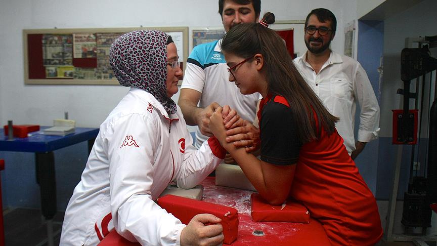 Kimse bu ailenin bileğini bükemiyor!