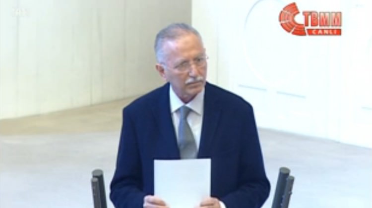 İhsanoğlu, konuşmasını kimse dinlemeyince bakın ne yaptı