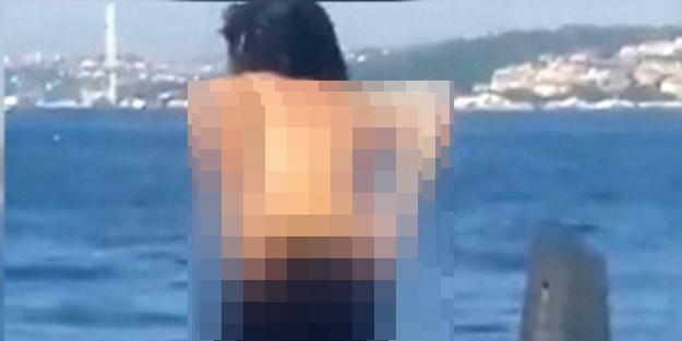 Kimse kadının ne yaptığını anlamadı! Eminönü'nde tepki çeken olay