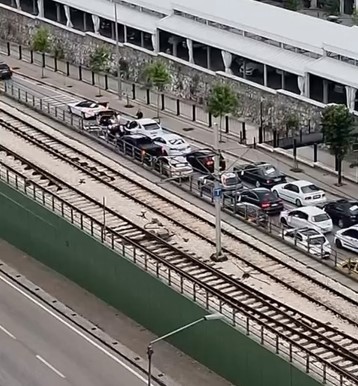 Kimse ne olduğunu anlamadı: Birden yolun ortasında durup halay çektiler!