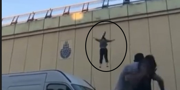 Kimse ne olduğunu anlamadı! Genç kız koşarak aşağı atladı!