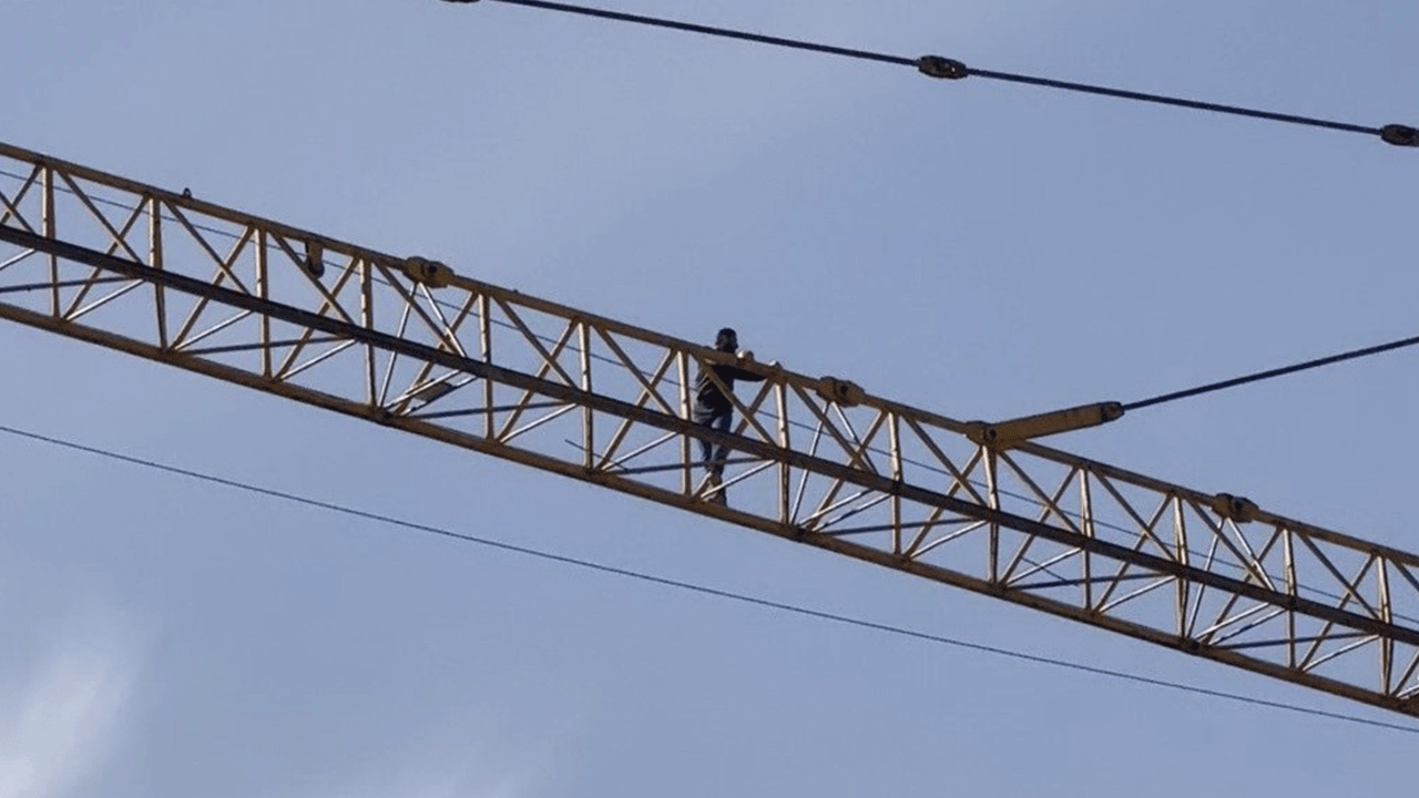 Kimse ne yaptığını anlayamadı: Kule vincine çıkıp canını hiçe saydı!