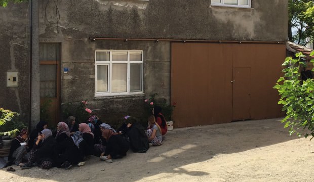 Kimse o eve giremiyor! Köylüler kapıda toplandı