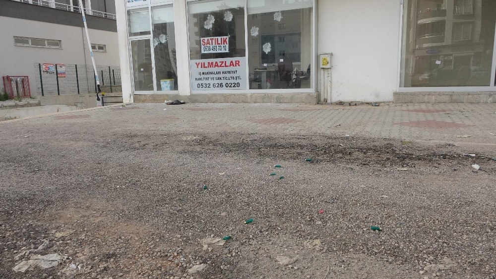 Kimselere aldırmadan elinde silahla iş yerine ateş açtı 