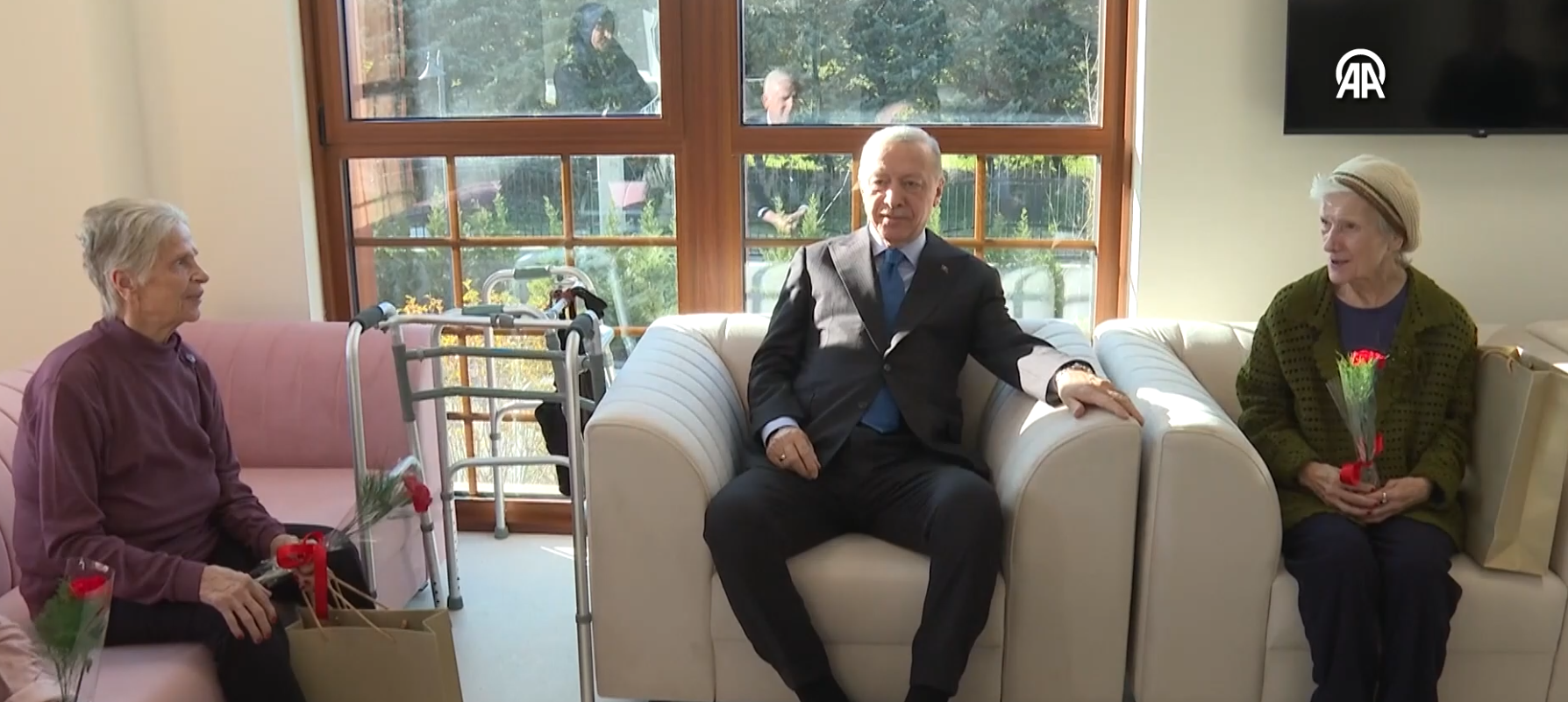 Kimsem yok diyen kadına böyle cevap verdi "Biz varız ya!" Erdoğan’ın Darülaceze ziyaretinden ilginç görüntüler